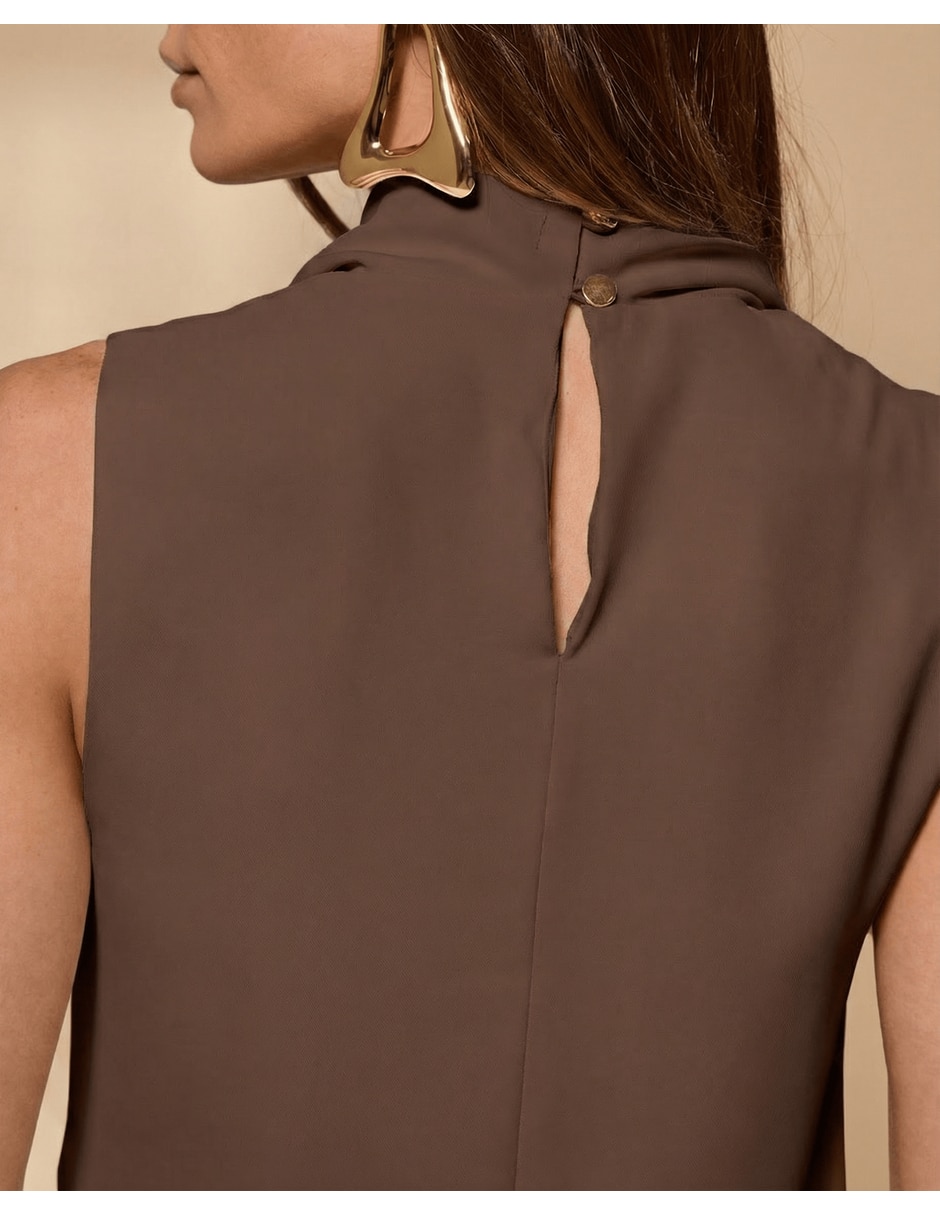 Top cuello (si aplica) Con escote escote (si aplica) Con cuello tirante (si aplica) Sin tirantes