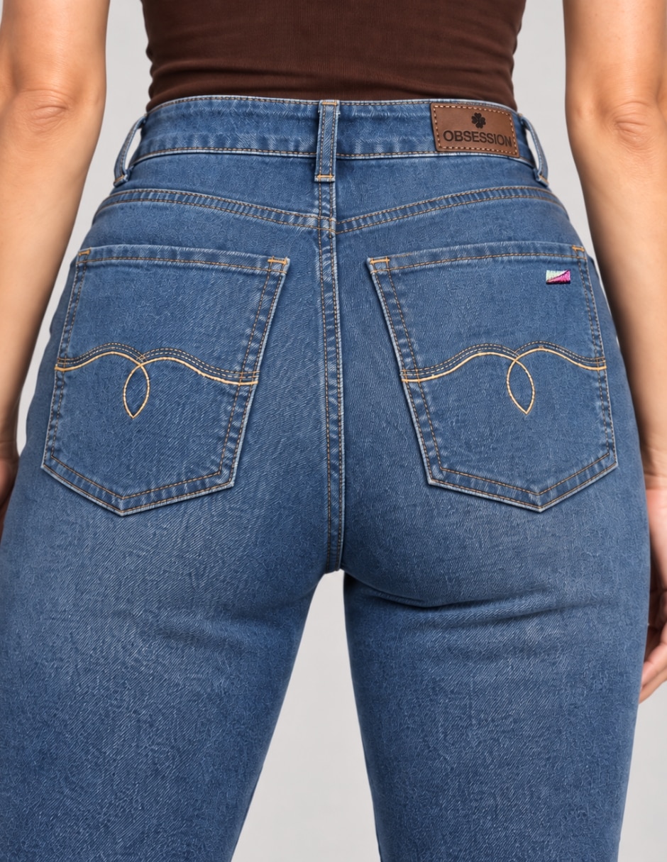 Jeans regular acampanado para mujer 3